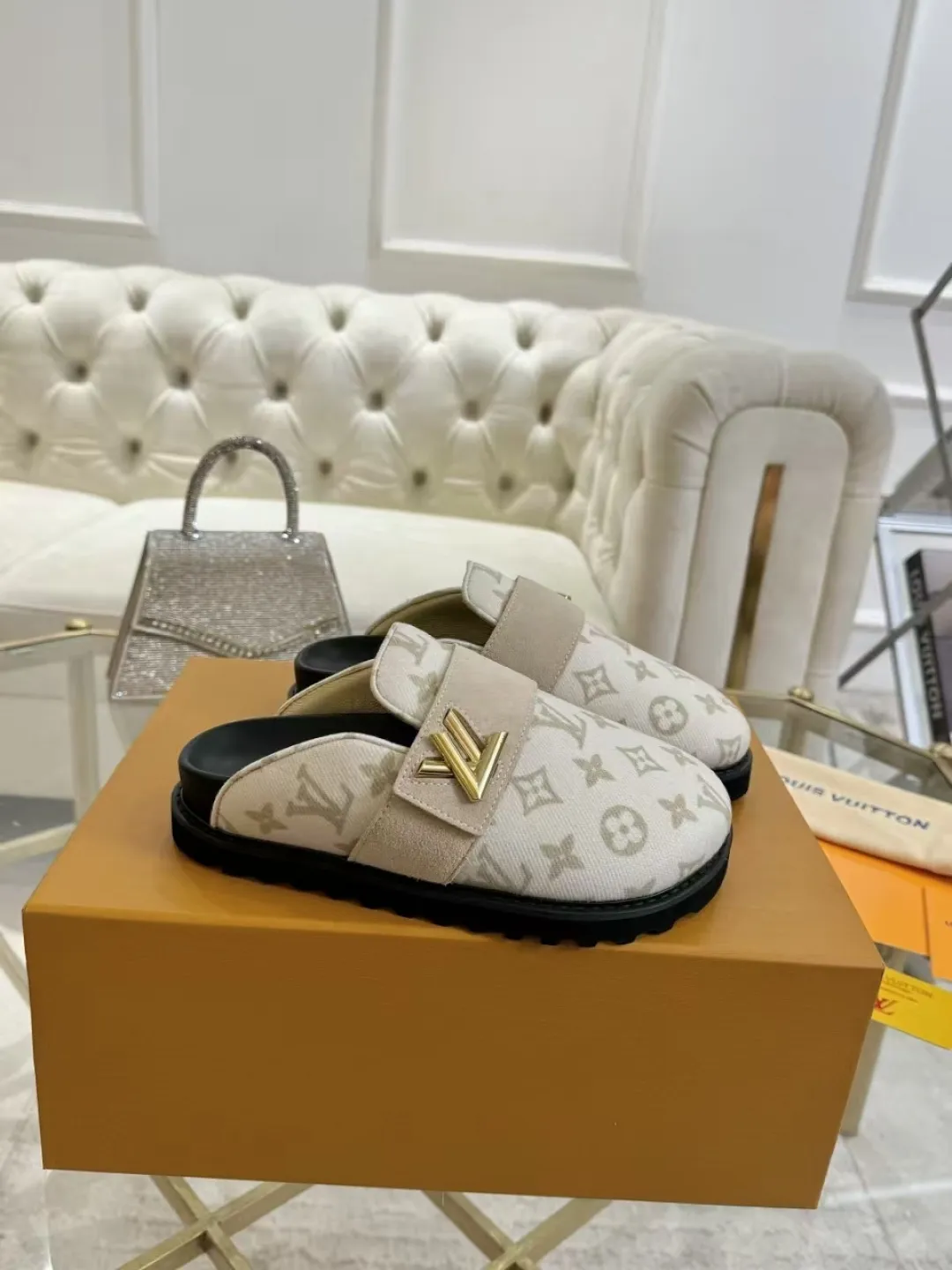 p560 High version women's toe-cap slippers ✨ **LV classic toe-toe slippers | Eternal elegance, starting from the toes** ✨ This pair of **Louis Vuitton classic toe-toe slippers** is an **eternal legend** in the fashion industry, and every detail tells **luxury and taste**. ... **Versatile, no matter the style**: ▪ Pair with jeans, casual and high-end ▪ Pair with a dress, elegant and lazy ▪ Commuting or dating, easily manage various occasions 💖 **Fashion icons are wearing it**, what are you waiting for?   **Owning it means owning an eternal classic**! ✨ #Louis Vuitton #LV slippers #Advanced sense of wear #Classic never goes out of style Fabric: Classic jacquard fabric Lining: Sheepskin lining Sole: Original rubber sole Size: Female 35-41 Male 38-46